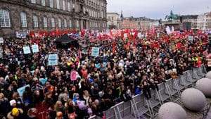 Omkring 50.000 borgere var mødt op til demonstration for bevarelse af store bededag på en bidende kold februardag. Foto Philip Davali