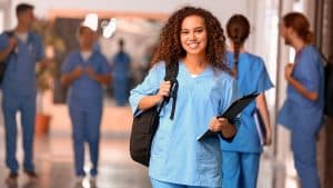 Veterinærsygeplejerskernes Fagforening kæmper for at gøre aftale om gratis a-kasse for lærlinge og elever med bijob permanent. Foto: Shutterstock