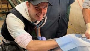 Alex Sakke Folkmann, der arbejder som veterinærsygeplejerske i USA, ses her med en bedøvet gris.