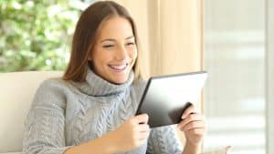 Ung kvinde læser mails på iPad